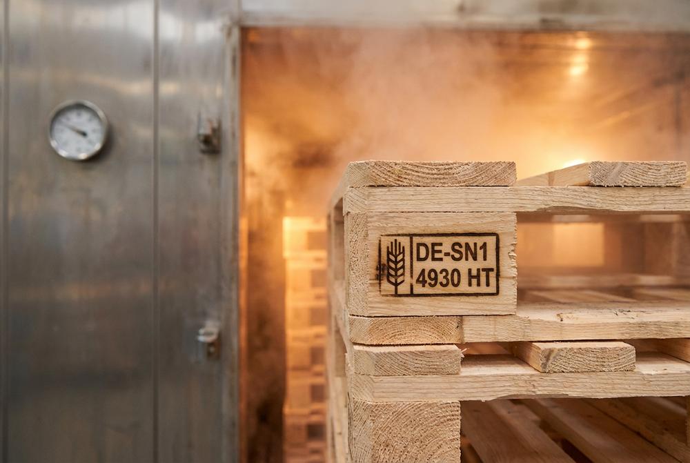 Holzpaletten im Stapel für Logistik, Produktion und E-Commerce in der Lagerhalle